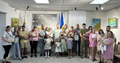 Сьогодні селищний голова Сергій Хрустовський вручив грошові сертифікати батькам новонароджених мешканців Авангардівської Громади