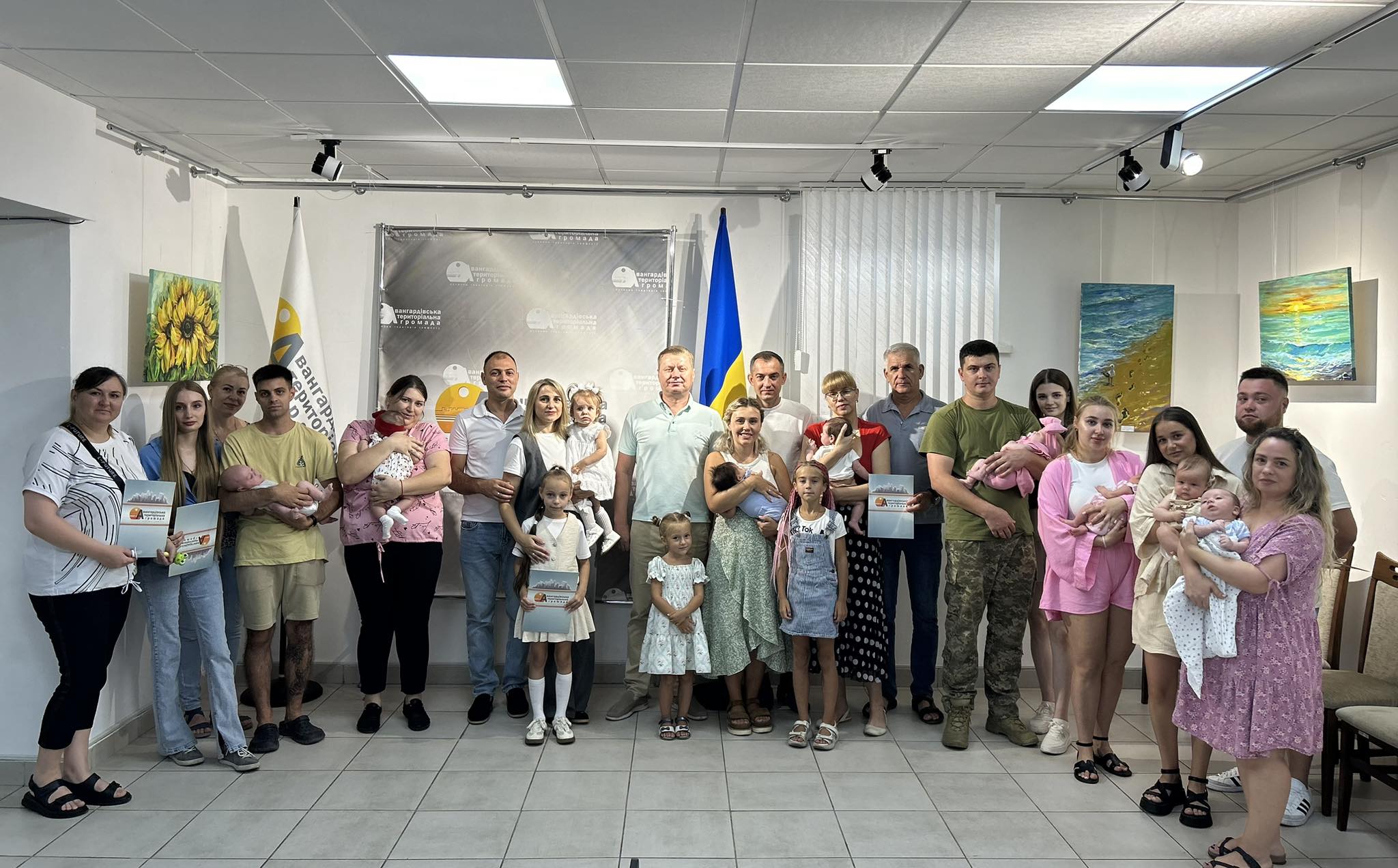 Сьогодні селищний голова Сергій Хрустовський вручив грошові сертифікати батькам новонароджених мешканців Авангардівської Громади