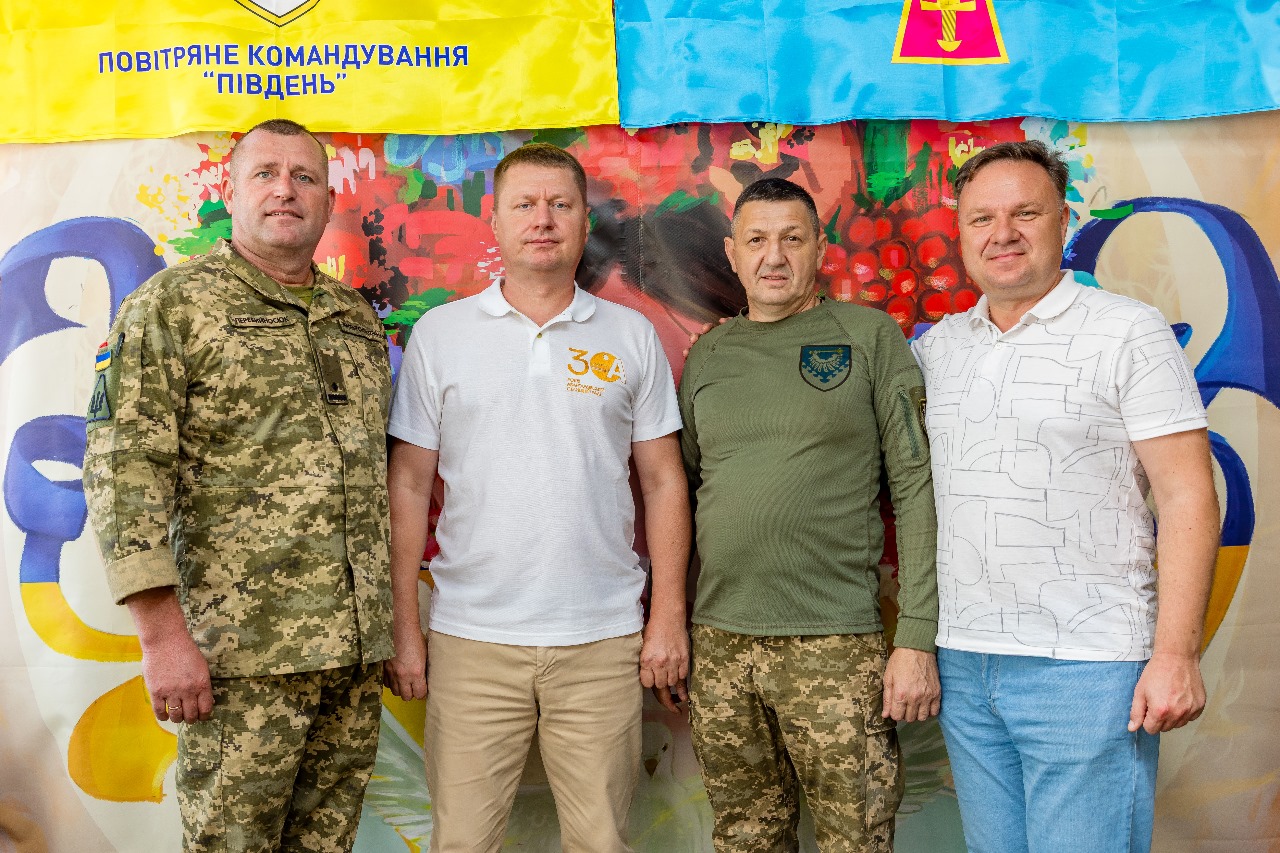 У Центрі культурних послуг селища Авангард до Дня Незалежності України розгорнуто фотовиставку «На межі можливостей»